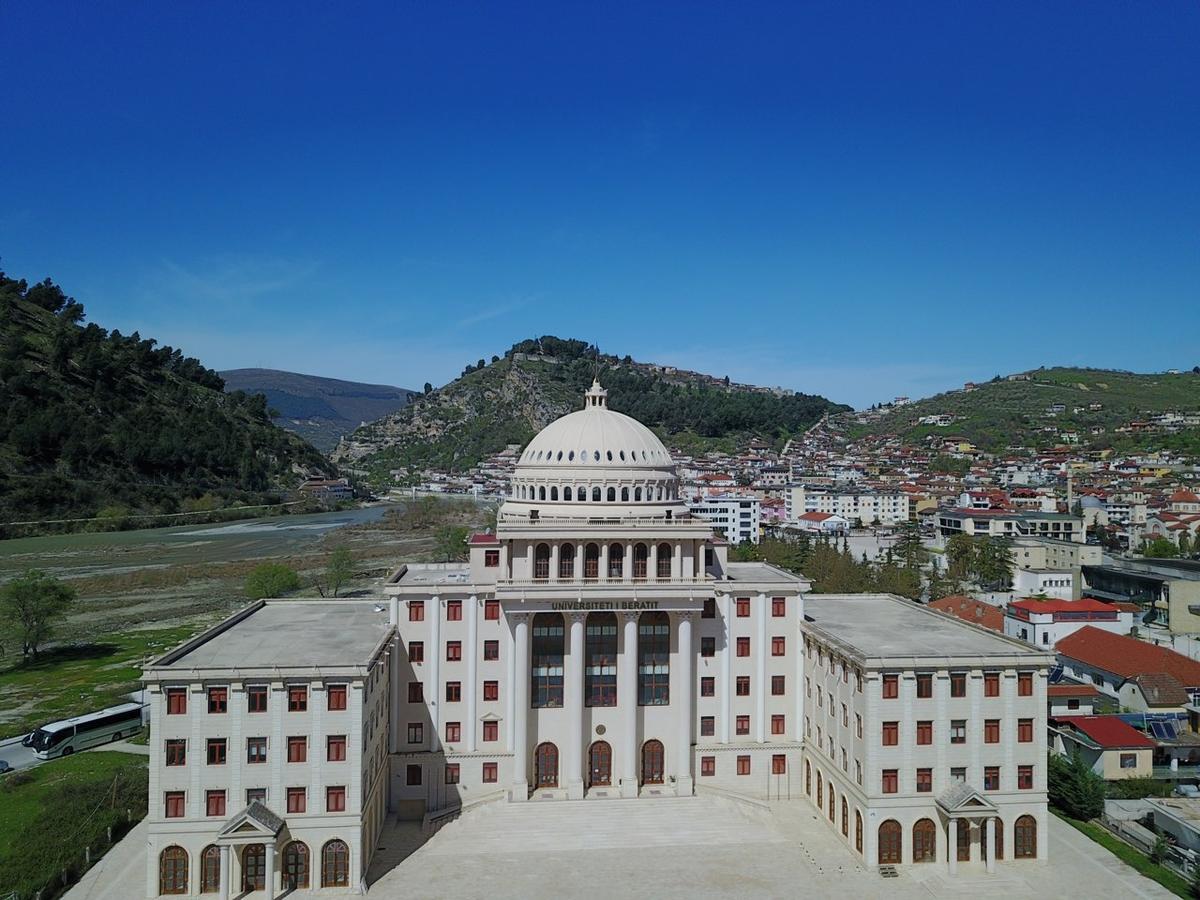 Hotel Omer Berat Exteriér fotografie