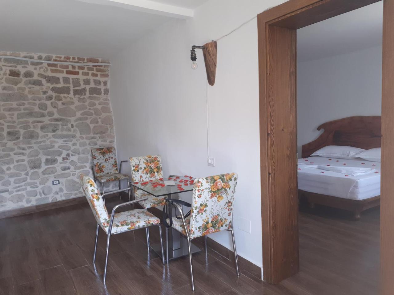 Hotel Omer Berat Exteriér fotografie